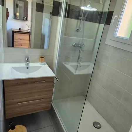 بيت للعطل Village, Maison Climatisee, 6 Pers, Piscine, Wifi, Garage, Terrasse آجد